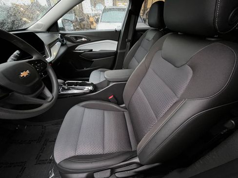 Used 2025 Chevrolet Trax LT image 27