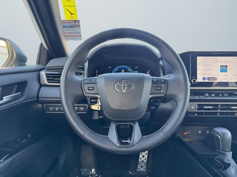 Used 2025 Toyota Camry SE image 11