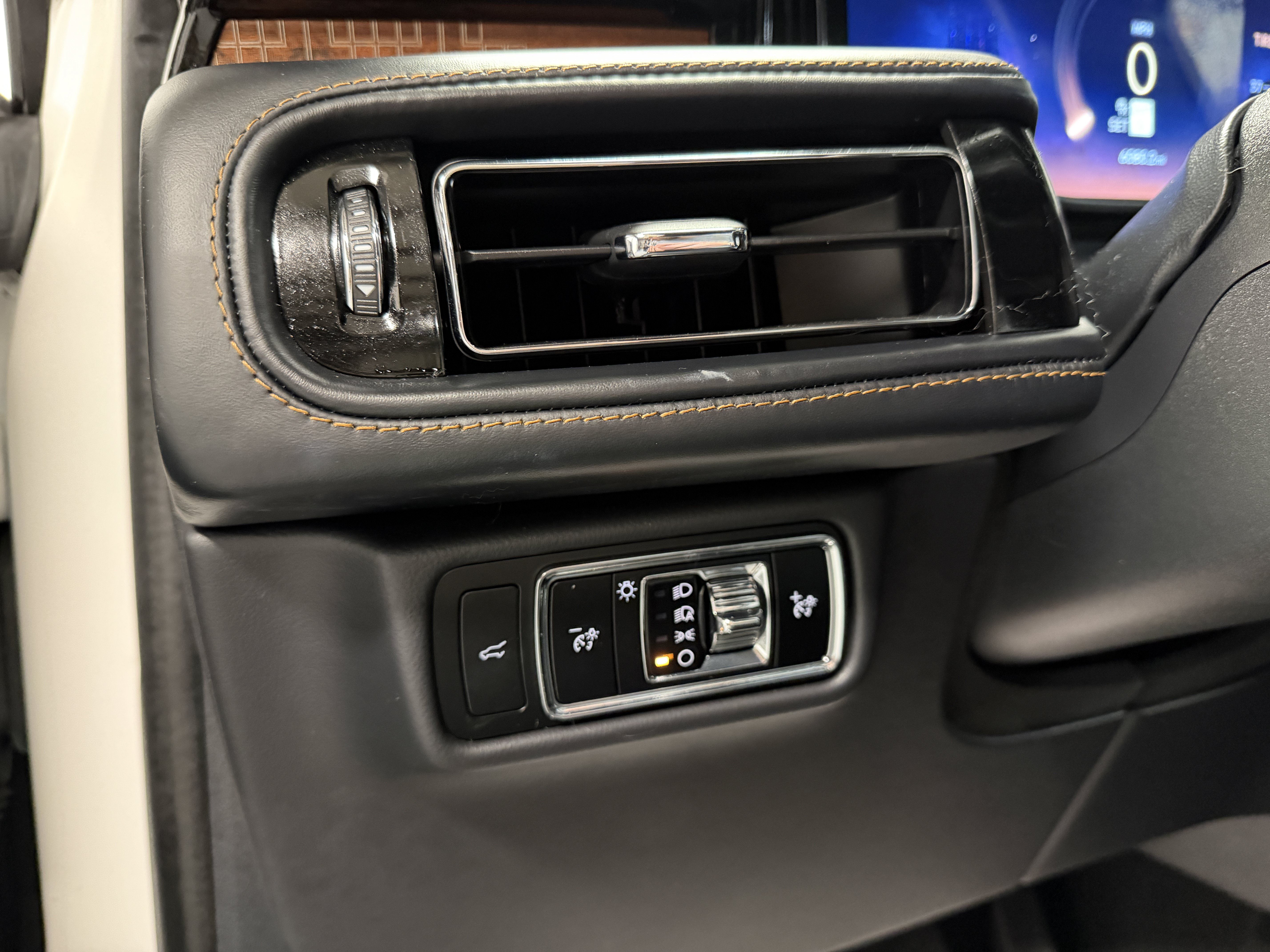Used 2025 Lincoln Aviator Black Label AWD/4WD image 17