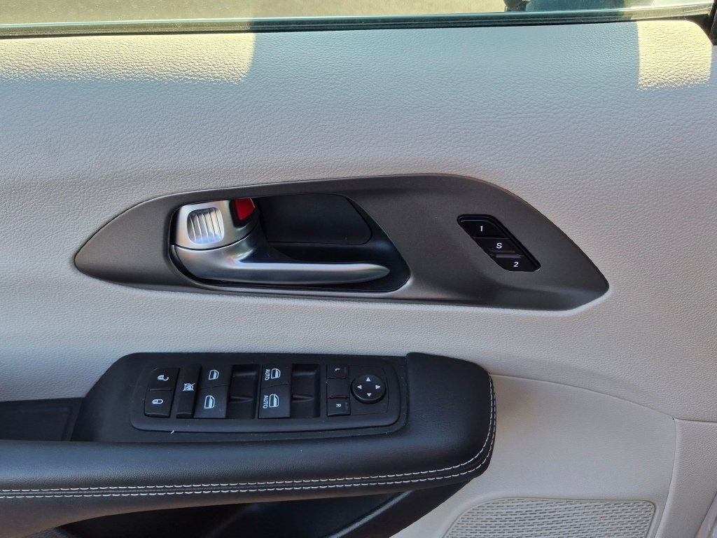Used 2024 Chrysler Pacifica Touring-L FWD image 11