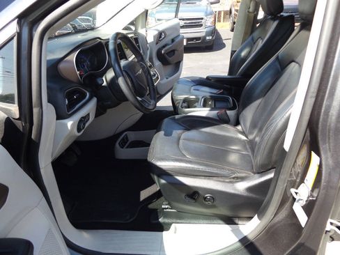 Used 2017 Chrysler Pacifica Touring-L FWD image 12
