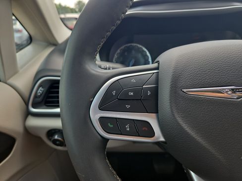 Used 2023 Chrysler Pacifica Touring-L FWD image 12