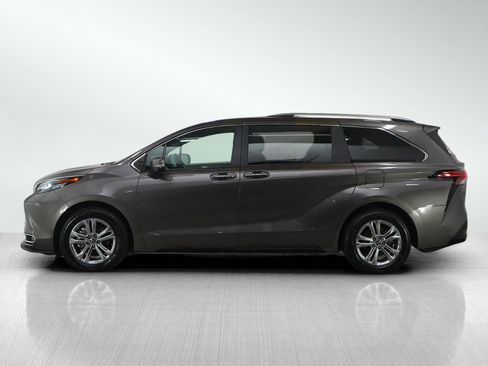 Used 2024 Toyota Sienna Platinum image 2