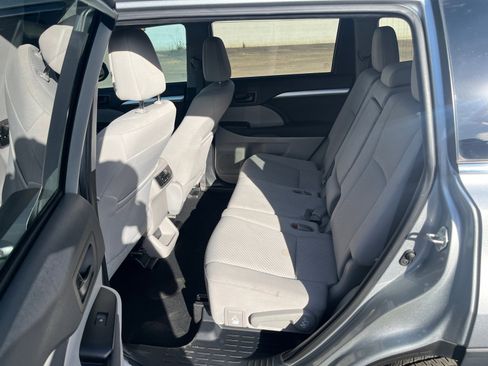 Used 2019 Toyota Highlander LE FWD image 19