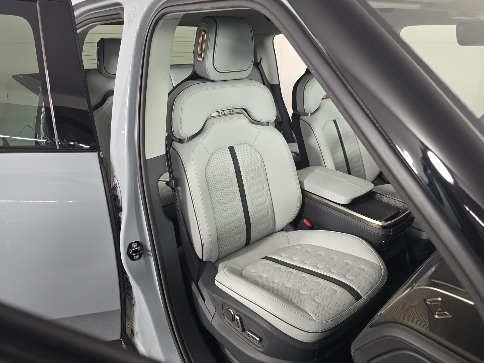 Used 2022 Rivian R1T Adventure AWD/4WD image 23