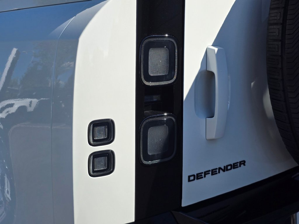 New 2026 Land Rover Defender 110 X-Dynamic SE AWD/4WD image 37