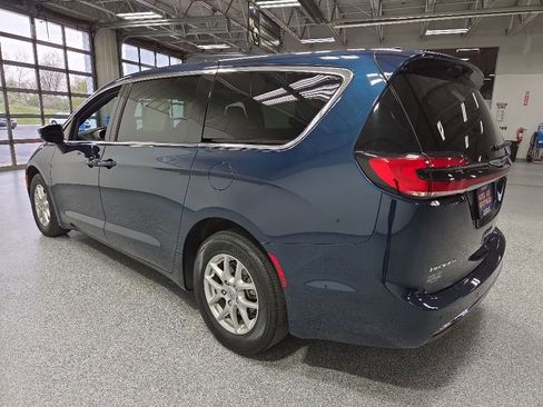 Used 2025 Chrysler Pacifica Select FWD image 5