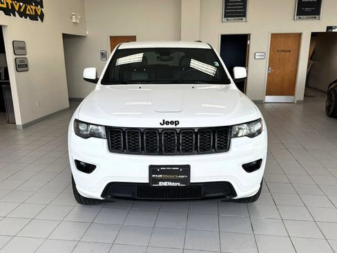 Used 2017 Jeep Grand Cherokee Altitude AWD/4WD image 3