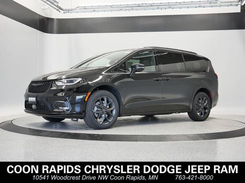 New 2026 Chrysler Pacifica Limited w/ S Appearance Package AWD/4WD image 1