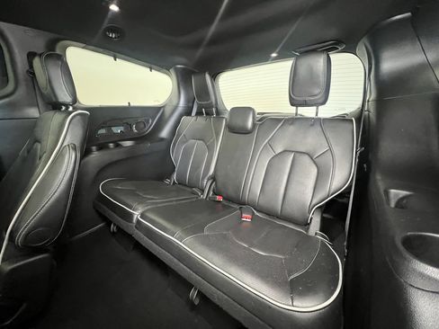 Used 2025 Chrysler Pacifica Limited image 6