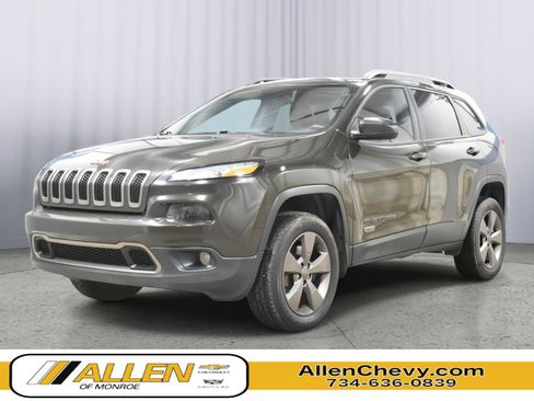 Used 2017 Jeep Cherokee Latitude AWD/4WD image 1