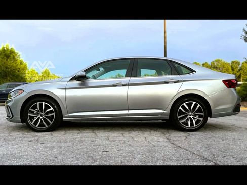 Used 2025 Volkswagen Jetta SE image 16