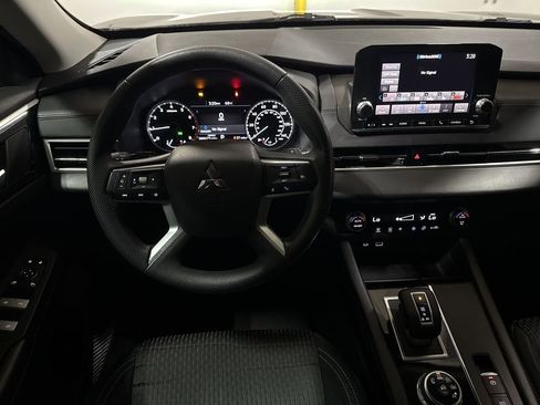 Used 2022 Mitsubishi Outlander ES image 11