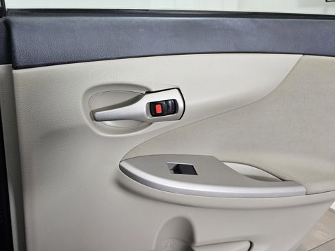 Used 2013 Toyota Corolla LE image 31