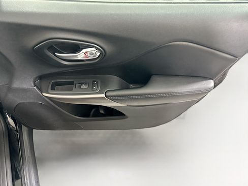 Used 2020 Jeep Cherokee Latitude FWD image 29
