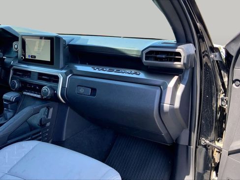 Used 2025 Toyota Tacoma SR5 AWD/4WD image 17