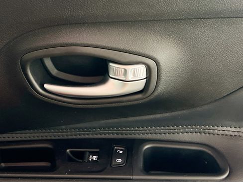 Used 2021 Jeep Renegade Latitude FWD image 32