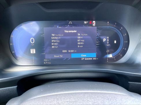 Used 2025 Volvo XC40 B5 Plus image 23