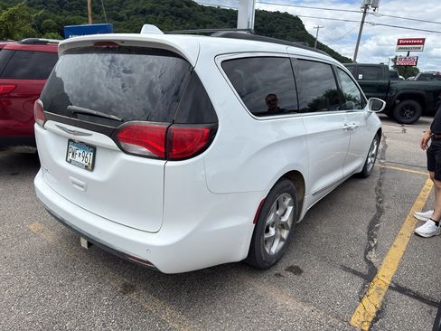 Used 2017 Chrysler Pacifica Touring-L w/ Tire & Wheel Group FWD image 3