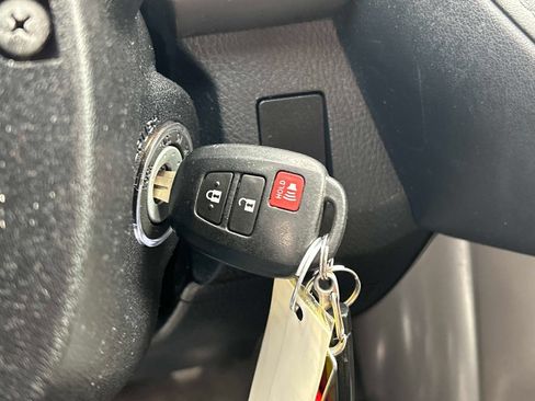 Used 2018 Toyota RAV4 LE AWD/4WD image 24