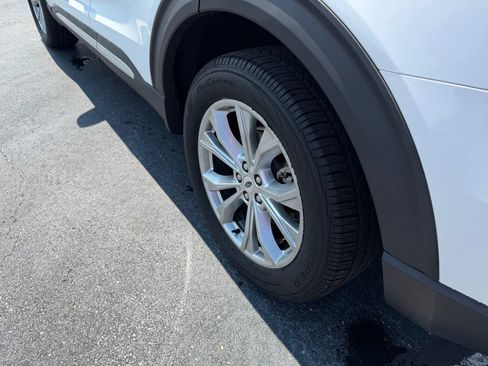 Used 2021 Ford Explorer XLT w/ Equipment Group 202A AWD/4WD image 11