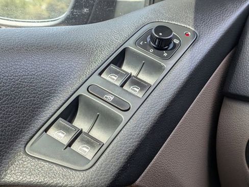 Used 2011 Volkswagen Tiguan S image 23