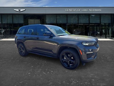 Used 2024 Jeep Grand Cherokee Limited w/ Black Appearance Package AWD/4WD image 3