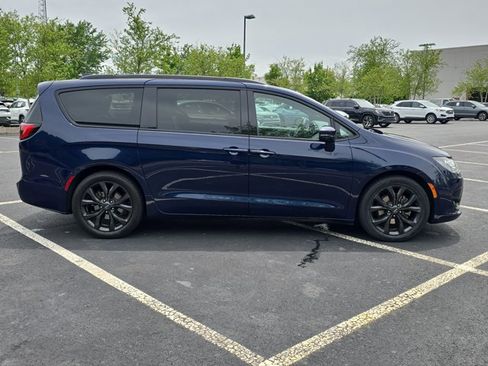 Used 2018 Chrysler Pacifica Limited w/ S Appearance Package FWD image 4