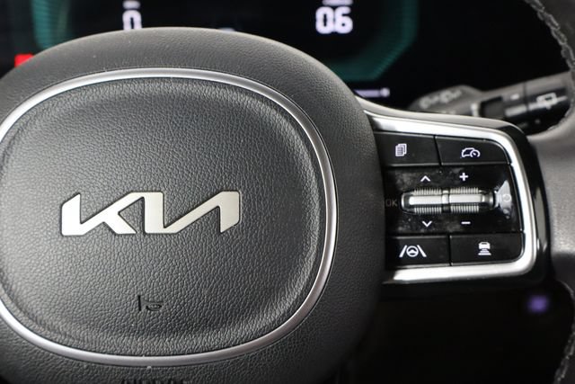 Certified 2025 Kia Carnival FWD image 10