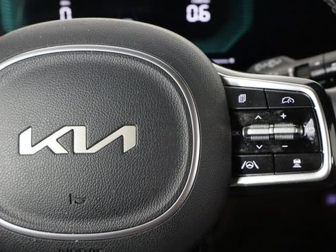 Used 2025 Kia Carnival FWD image 10