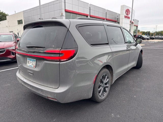 Used 2021 Chrysler Pacifica Touring w/ S Appearance Package FWD image 4