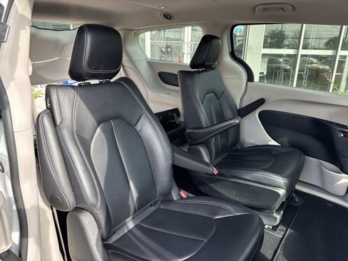 Used 2024 Chrysler Pacifica Limited FWD image 10