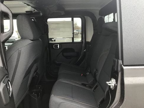 New 2025 Jeep Gladiator Sport image 17