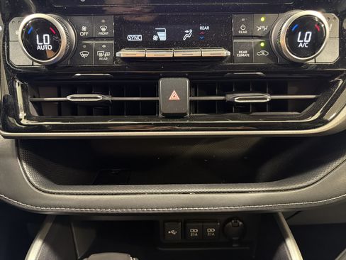 Used 2021 Toyota Highlander XLE FWD image 19