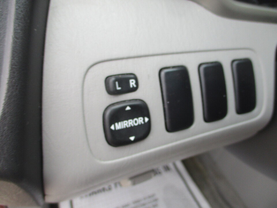 Used 2006 Toyota Highlander 2WD w/ Cold Weather Pkg image 25