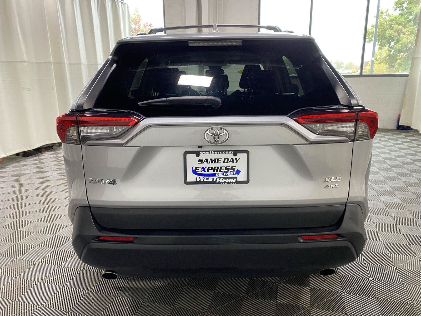 Used 2021 Toyota RAV4 XLE AWD/4WD image 7