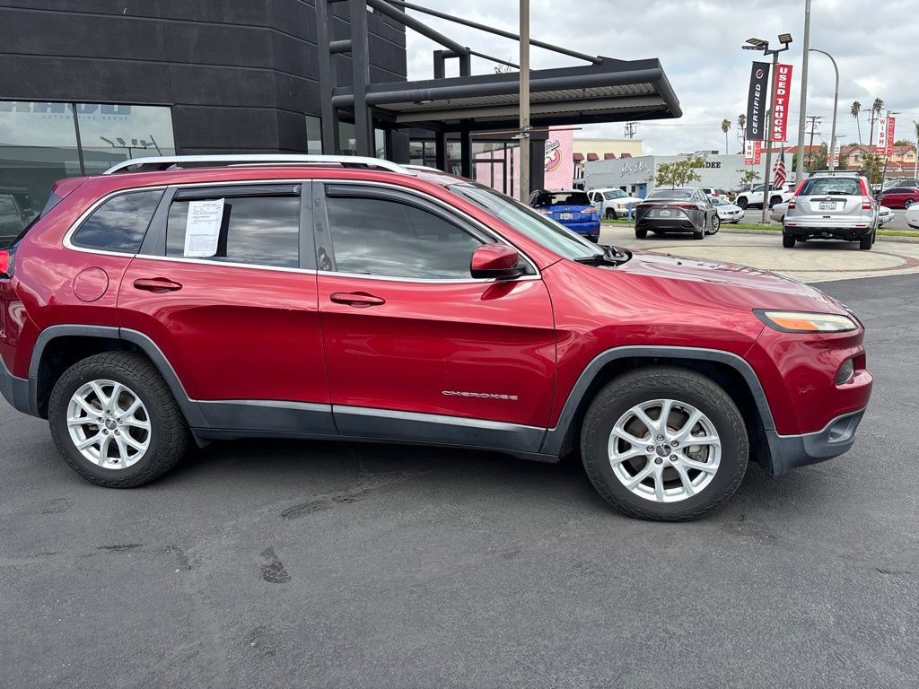 Used 2017 Jeep Cherokee Latitude FWD image 3