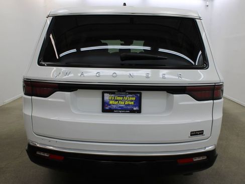 Used 2024 Jeep Wagoneer L Series II RWD image 4