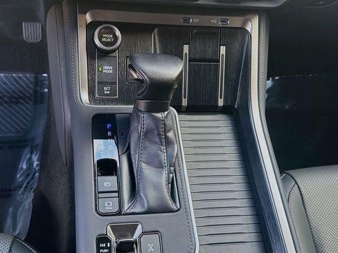 Used 2024 Lexus GX 550 w/ Cold Area Package AWD/4WD image 14