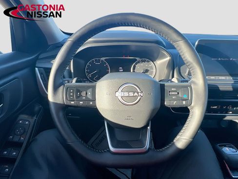 Used 2025 Nissan Rogue SV image 14