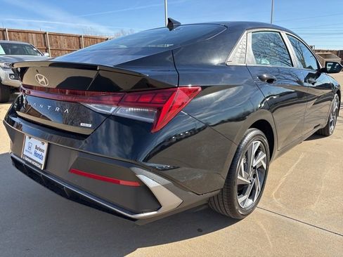 Used 2025 Hyundai Elantra SEL image 3