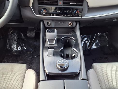 Used 2025 Nissan Rogue SV image 3