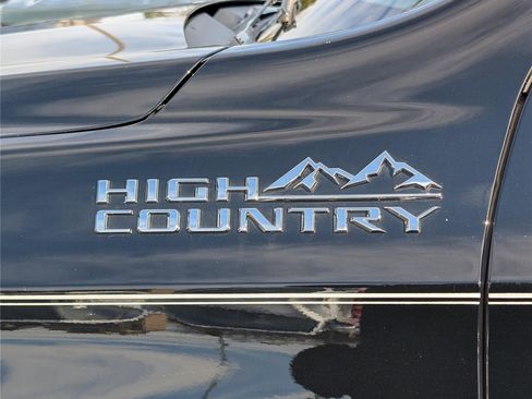Used 2023 Chevrolet Suburban High Country w/ Advanced Technology Package AWD/4WD image 10