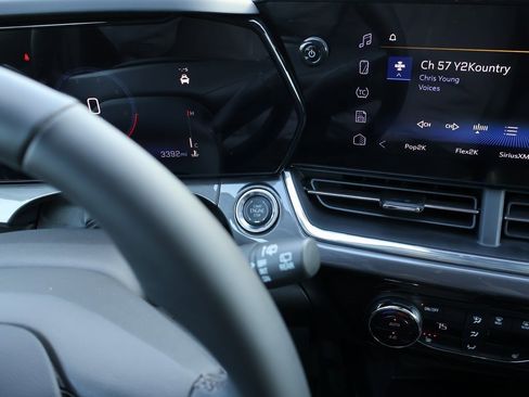 Used 2025 Chevrolet Trax ACTIV w/ Driver Confidence Package image 28