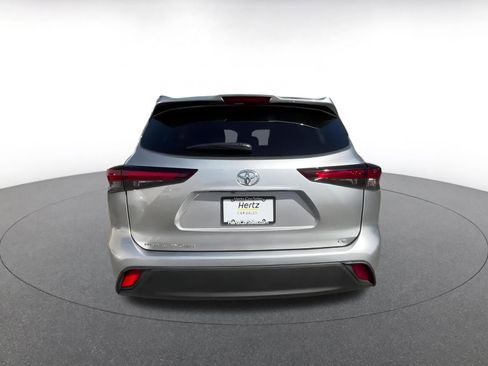 Used 2025 Toyota Highlander LE image 12