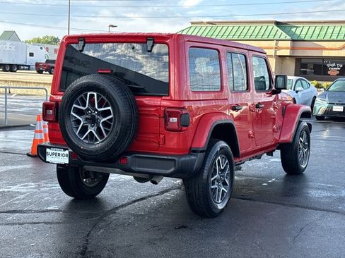 Used 2025 Jeep Wrangler Unlimited Sahara AWD/4WD image 3