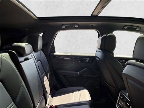 Used 2022 Porsche Cayenne AWD/4WD image 19