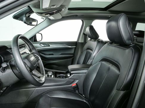 Used 2022 Jeep Grand Cherokee Limited RWD image 5