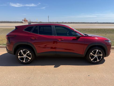 Used 2024 Chevrolet Trax RS w/ Sunroof Package image 2