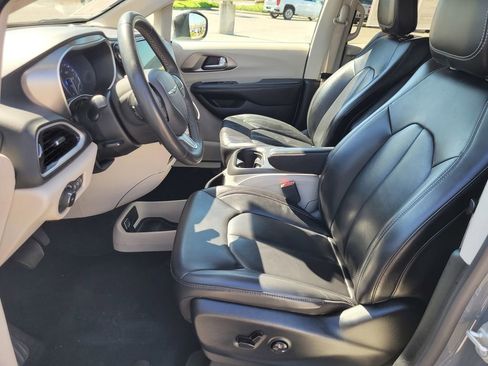 Used 2023 Chrysler Pacifica Touring-L FWD image 16